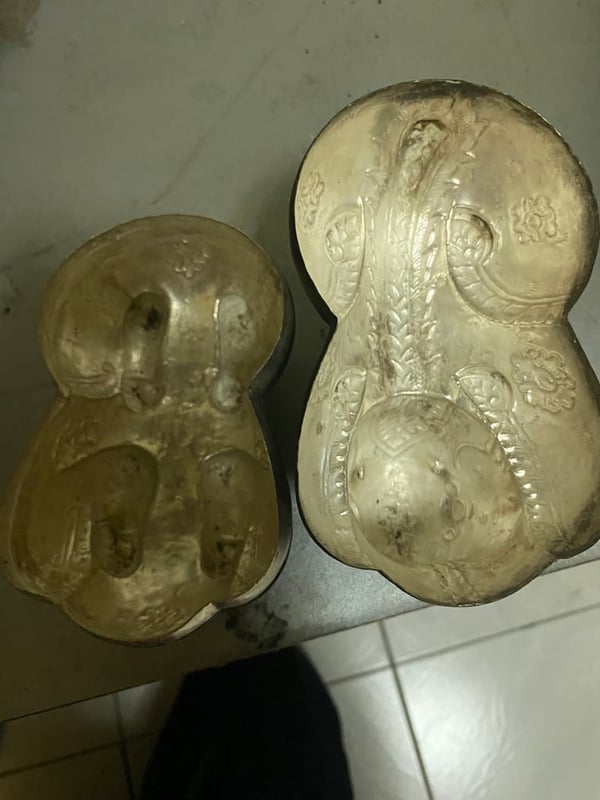 งานทำมือตีขึ้นรูปทองเหลืองโบราณอายุเกือบร้อยปีจากอีสาน เป็นผอบ ทองเหลืองรูปกระต่าย ตอกดุนลายไทยด้วยมือทั้งหมด อุบลราชธานี งานทำมือตีขึ้นรูปทองเหลืองโบราณอายุเกือบร้อยปีจากอีสาน เป็นผอบ ทองเหลืองรูปกระต่าย ตอกดุนลายไทยด้วยมือทั้งหมด อุบลราชธานี