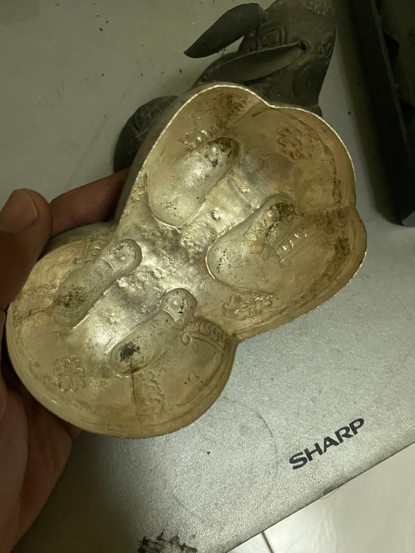 งานทำมือตีขึ้นรูปทองเหลืองโบราณอายุเกือบร้อยปีจากอีสาน เป็นผอบ ทองเหลืองรูปกระต่าย ตอกดุนลายไทยด้วยมือทั้งหมด อุบลราชธานี งานทำมือตีขึ้นรูปทองเหลืองโบราณอายุเกือบร้อยปีจากอีสาน เป็นผอบ ทองเหลืองรูปกระต่าย ตอกดุนลายไทยด้วยมือทั้งหมด อุบลราชธานี