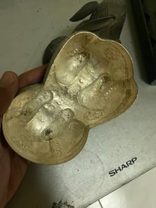 งานทำมือตีขึ้นรูปทองเหลืองโบราณอายุเกือบร้อยปีจากอีสาน เป็นผอบ ทองเหลืองรูปกระต่าย ตอกดุนลายไทยด้วยมือทั้งหมด อุบลราชธานี งานทำมือตีขึ้นรูปทองเหลืองโบราณอายุเกือบร้อยปีจากอีสาน เป็นผอบ ทองเหลืองรูปกระต่าย ตอกดุนลายไทยด้วยมือทั้งหมด อุบลราชธานี