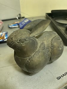 งานทำมือตีขึ้นรูปทองเหลืองโบราณอายุเกือบร้อยปีจากอีสาน เป็นผอบ ทองเหลืองรูปกระต่าย ตอกดุนลายไทยด้วยมือทั้งหมด อุบลราชธานี งานทำมือตีขึ้นรูปทองเหลืองโบราณอายุเกือบร้อยปีจากอีสาน เป็นผอบ ทองเหลืองรูปกระต่าย ตอกดุนลายไทยด้วยมือทั้งหมด อุบลราชธานี