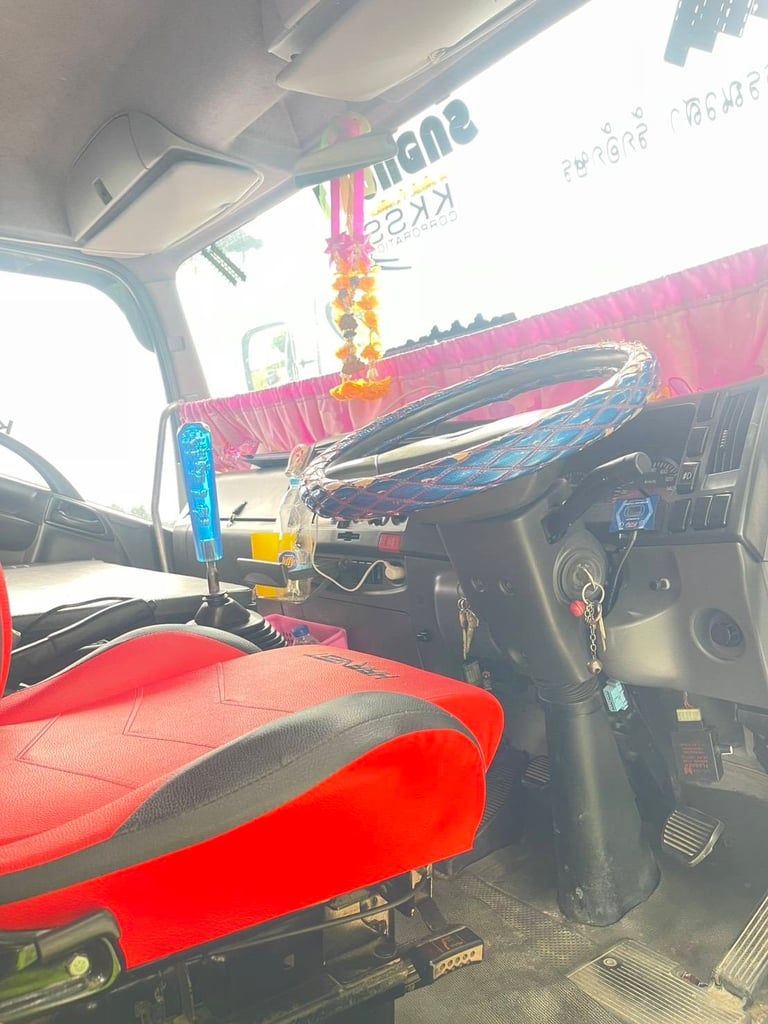 ISUZU FRR 190แรงม้า รถบรรทุก 6ล้อ กระบะคอกสูง ปี2013 เลขไมล์ 251,153 กม. ISUZU FRR 190แรงม้า รถบรรทุก 6ล้อ กระบะคอกสูง ปี2013 เลขไมล์ 251,153 กม.