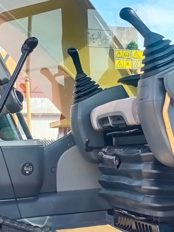 รถขุด CAT รุ่น 320D2 SN.TDZ-010XX  มือสอง สนใจติดต่อ ปิ่น ศุภสุตา 089-925-7129