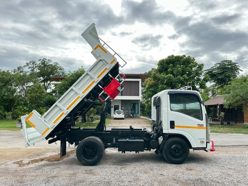 ISUZU NMR 130แรงม้า รถบรรทุก 6ล้อ ดั้มพ์ ปี2019