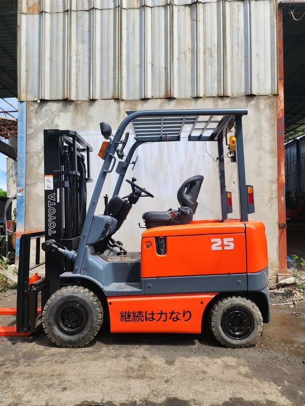 ขายด่วนน!! รถยก TOYOTA 2.5 ตัน เสา 3 เมตร