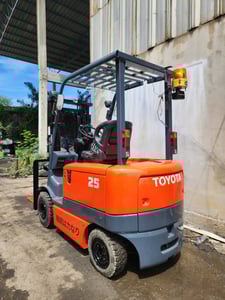 ขายด่วนน!! รถยก TOYOTA 2.5 ตัน เสา 3 เมตร