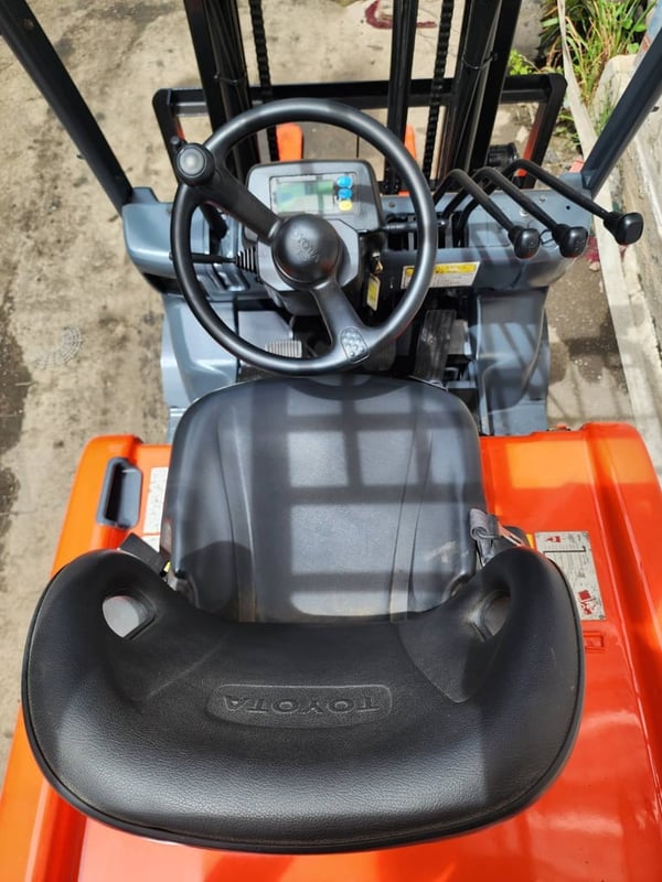 ขายด่วนน!! รถยก TOYOTA 2.5 ตัน เสา 3 เมตร