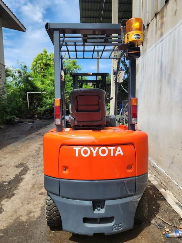 ขายด่วนน!! รถยก TOYOTA 2.5 ตัน เสา 3 เมตร