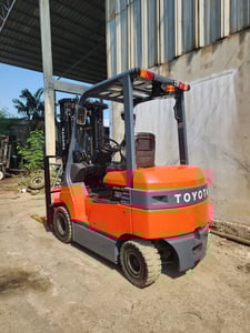  ขายด่วนน!! รถยกไฟฟ้า TOYOTA-7FB25T เสา 4.7 เมตร เกียร์ ออโต้