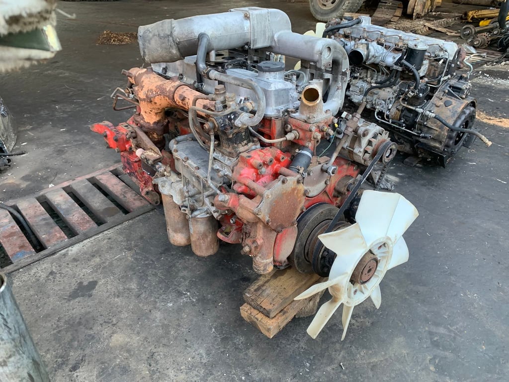 ขายเครื่องHINO EM100  220แรง พร้อมใช้งาน