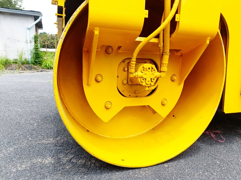 รถบดอัดสั่นสะเทือน หน้าเหล็ก หลังยาง  Komatsu 4 ตัน   ขนาด 4 ตัน มีระบบสั้นสะเทือน  หลังคากันแดดกันฝน