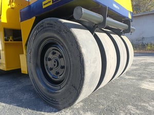 รถบด หน้าเหล็ก-หลังยาง Komatsu JV40C   ขนาด 4 ตัน มีระบบสั้นสะเทือน  หลังคากันแดดกันฝน