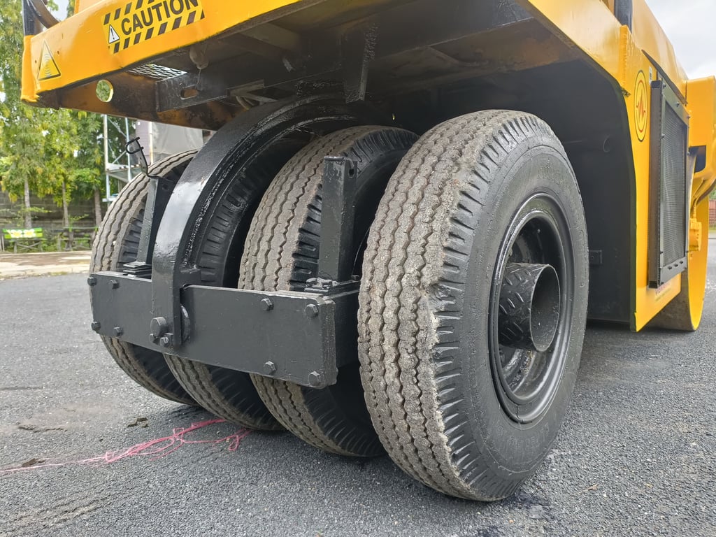 รถบดอัดสั่นสะเทือน หน้าเหล็ก หลังยาง  Komatsu 4 ตัน   ขนาด 4 ตัน มีระบบสั้นสะเทือน  หลังคากันแดดกันฝน