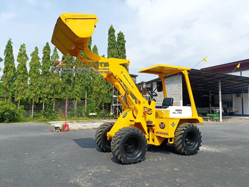 รถตัก เอวอ่อน MITSUI บุ้งกี๋ ขนาด 0.75 คิว ขับเคลื่อน 4 ล้อ  4WD ล้อ-ยางสภาพดี ทั้ง 4 เส้น ตักขึ้น รถ 6 ล้อได้สบายๆ