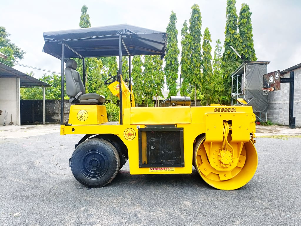 รถบดอัดสั่นสะเทือน หน้าเหล็ก หลังยาง  Komatsu 4 ตัน   ขนาด 4 ตัน มีระบบสั้นสะเทือน  หลังคากันแดดกันฝน