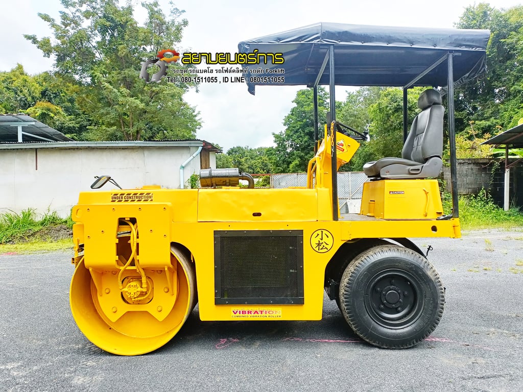 รถบดอัดสั่นสะเทือน หน้าเหล็ก หลังยาง  Komatsu 4 ตัน   ขนาด 4 ตัน มีระบบสั้นสะเทือน  หลังคากันแดดกันฝน