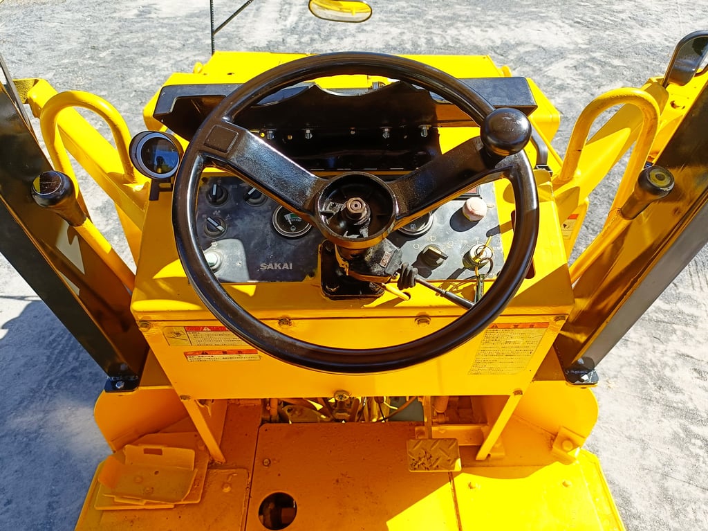 รถบด หน้าเหล็ก-หลังยาง SAKAI TW350   ขนาด 3.5 ตัน มีระบบสั้นสะเทือน  หลังคากันแดดกันฝน