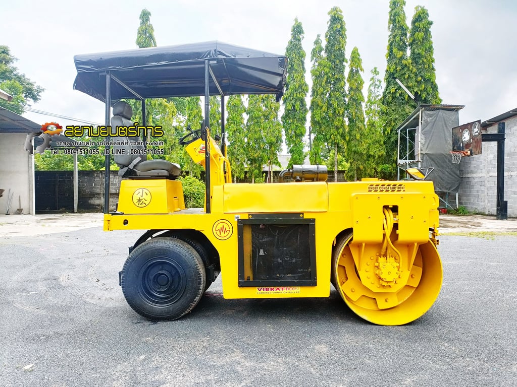 รถบดอัดสั่นสะเทือน หน้าเหล็ก หลังยาง  Komatsu 4 ตัน   ขนาด 4 ตัน มีระบบสั้นสะเทือน  หลังคากันแดดกันฝน