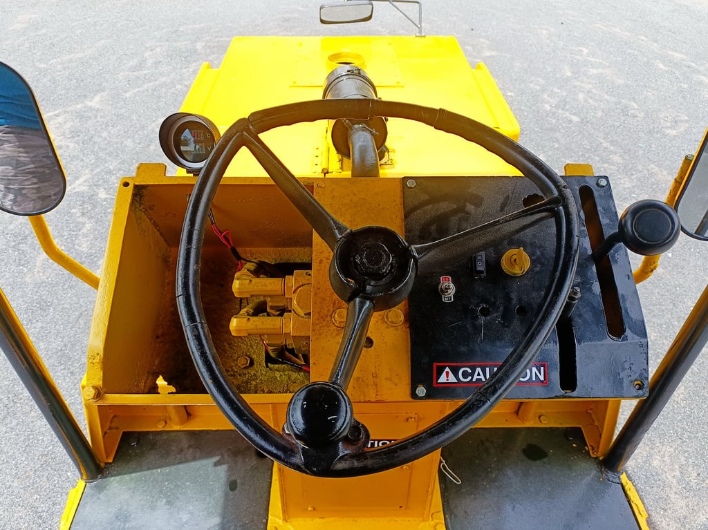 รถบดอัดสั่นสะเทือน หน้าเหล็ก หลังยาง  Komatsu 4 ตัน   ขนาด 4 ตัน มีระบบสั้นสะเทือน  หลังคากันแดดกันฝน