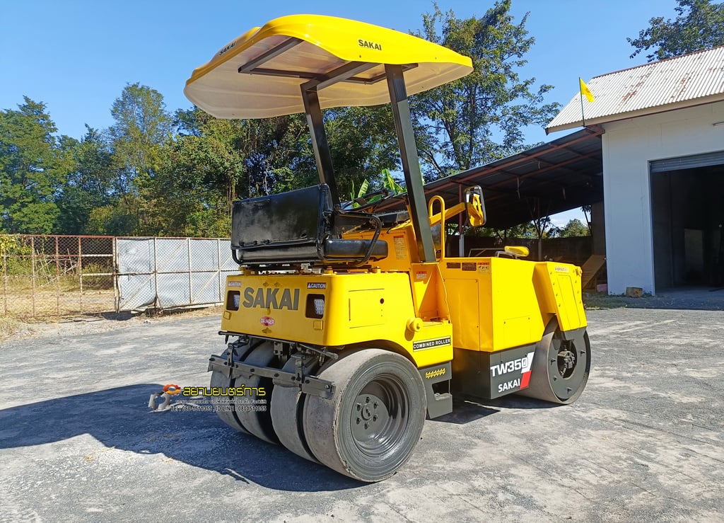 รถบด หน้าเหล็ก-หลังยาง SAKAI TW350   ขนาด 3.5 ตัน มีระบบสั้นสะเทือน  หลังคากันแดดกันฝน