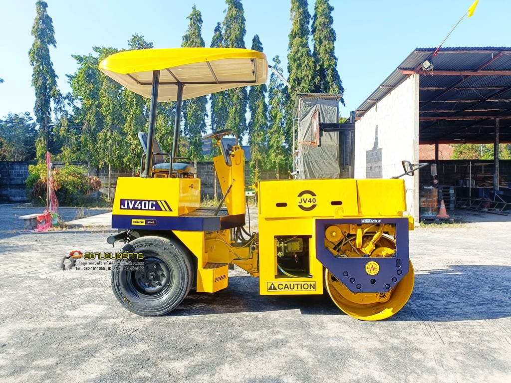 รถบด หน้าเหล็ก-หลังยาง Komatsu JV40C ขนาด 4 ตัน มีระบบสั้นสะเทือน หลังคากันแดดกันฝน รถบด หน้าเหล็ก-หลังยาง Komatsu JV40C ขนาด 4 ตัน มีระบบสั้นสะเทือน หลังคากันแดดกันฝน