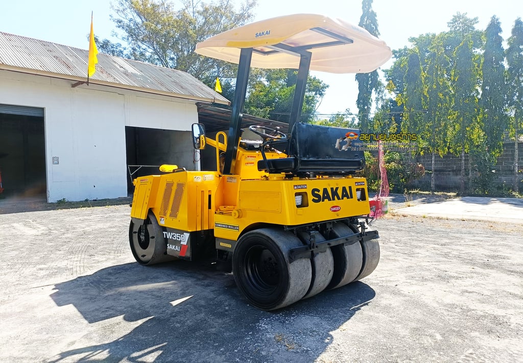 รถบด หน้าเหล็ก-หลังยาง SAKAI TW350   ขนาด 3.5 ตัน มีระบบสั้นสะเทือน  หลังคากันแดดกันฝน