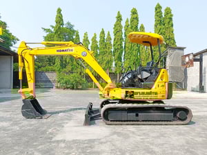 รถขุด แบคโฮ  Komatsu PC40MR  ขนาด 4 ตัน   คอนโทรลน้ำมัน ปั๊มนิ้ว แทรคยาง มีไลน์ไปป์ปิ้ง