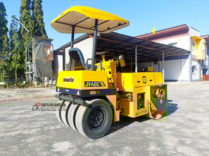 รถบด หน้าเหล็ก-หลังยาง Komatsu JV40C   ขนาด 4 ตัน มีระบบสั้นสะเทือน  หลังคากันแดดกันฝน