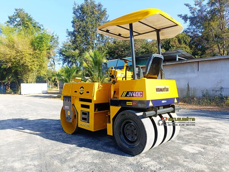 รถบด หน้าเหล็ก-หลังยาง Komatsu JV40C ขนาด 4 ตัน มีระบบสั้นสะเทือน หลังคากันแดดกันฝน รถบด หน้าเหล็ก-หลังยาง Komatsu JV40C ขนาด 4 ตัน มีระบบสั้นสะเทือน หลังคากันแดดกันฝน