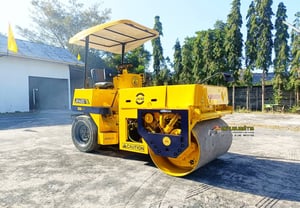 รถบด หน้าเหล็ก-หลังยาง Komatsu JV40C   ขนาด 4 ตัน มีระบบสั้นสะเทือน  หลังคากันแดดกันฝน