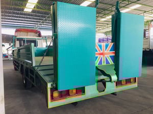 หกล้อใหญ่ เทรลเลอร์+กระบะบรรทุก+มีบันใดขึ้นรถเกี่ยวข้าว