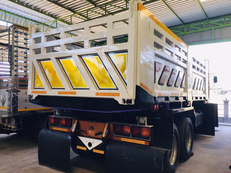 ขายรถดั้มเดก้า320แรง ลูกค้าที่เครดิตดีดาวน์เริ่มต้นเพียง 100,000 บาท