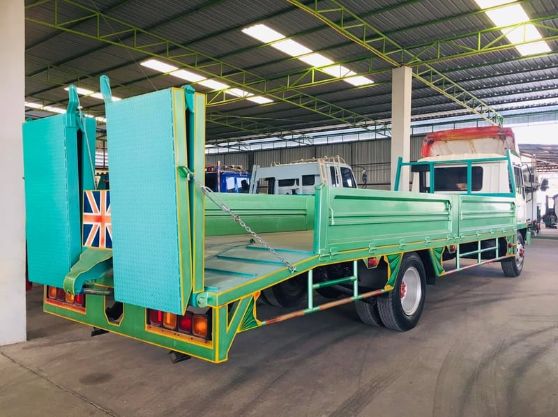 หกล้อใหญ่ เทรลเลอร์+กระบะบรรทุก+มีบันใดขึ้นรถเกี่ยวข้าว