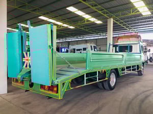 หกล้อใหญ่ เทรลเลอร์+กระบะบรรทุก+มีบันใดขึ้นรถเกี่ยวข้าว