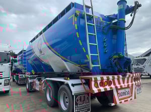 ฝากขาย รถพ่วงเบาท์อาหารสัตว์ FXZ360 ปี 64 ไมล์ 140,000 กม.ต่อ อู่ ส พันธเดช ต่อเบา ใส่ของได้ 34 ตันออกป้ายแดง ราคา 3.55 ล้าน จัดไฟแนนซ์ได้ 3 ล้าน สนใจ 0925852277