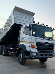 ขายรถโซว์ HINO FM1A 344 แรง ยังไม่จดทะเบียน (จุดแจ้งจำหน่าย)  กระบะดั้มสามมิตร สภาพใหม่ป้ายแดง ยังไม่เคยใช้งาน ใช้โชว์ตามโชว์รูมฮีโนอย่างเดียว ไมล์ 1,102 กม.