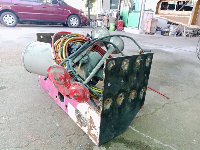 ขายแท่นลำโพง แตรลม ถังลม สายลม 3,500- สนใจติดต่อ 0617184111 ตั๊ก