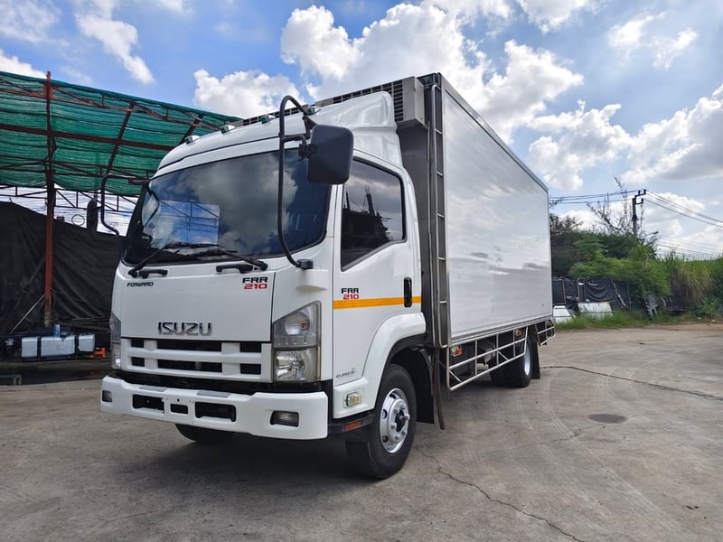ISUZU FRR 210 แรง ปี 2560 ตู้เย็นแอร์เดนโซ่ ยาว 5.60 เมตร พร้อมใช้งาน  สนใจติดต่อ 0814825911 พิมพ์ใจ 0617184111 ตั๊ก