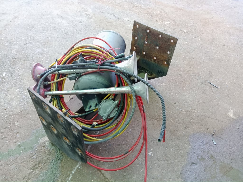 ขายแท่นลำโพง แตรลม ถังลม สายลม 3,500- สนใจติดต่อ 0617184111 ตั๊ก ขายแท่นลำโพง แตรลม ถังลม สายลม 3,500- สนใจติดต่อ 0617184111 ตั๊ก