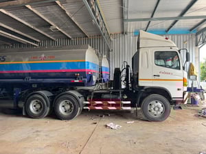 รถสวยสภาพดีเลขไมล์น้อย รถหัวลากบรรทุกน้ำมันเจ้าของขายเอง สนใจติดต่อคุณไมตรี 081-9760044 รถสวยสภาพดีเลขไมล์น้อย รถหัวลากบรรทุกน้ำมันเจ้าของขายเอง สนใจติดต่อคุณไมตรี 081-9760044