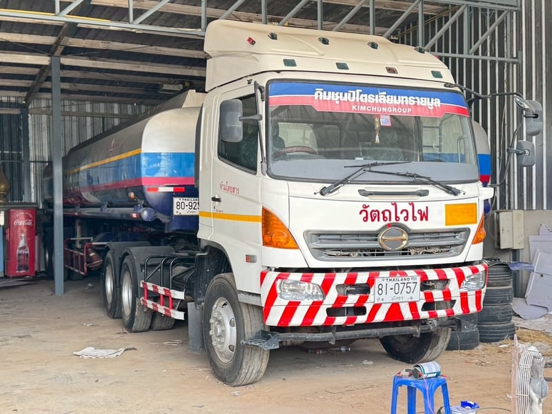 รถสวยสภาพดีเลขไมล์น้อย รถหัวลากบรรทุกน้ำมันเจ้าของขายเอง สนใจติดต่อคุณไมตรี 081-9760044 รถสวยสภาพดีเลขไมล์น้อย รถหัวลากบรรทุกน้ำมันเจ้าของขายเอง สนใจติดต่อคุณไมตรี 081-9760044