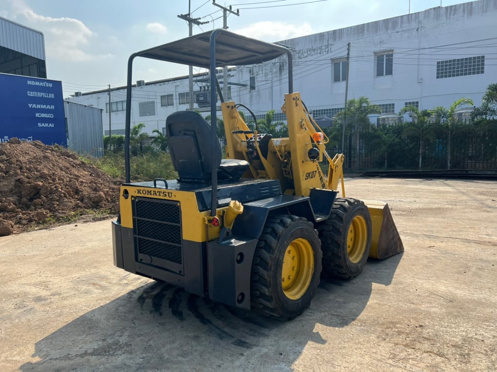 ขาย รถตักเล็ก SKID STEER มือสองจากญี่ปุ่น 🇯🇵 KOMATSU SK07 รถไม่เคยใช้งานในไทย ☎ เอิร์ธ 089-005-0007, 065-88-444-00 | Line id: @sangenjp | www.sangenjp.com ขาย รถตักเล็ก SKID STEER มือสองจากญี่ปุ่น 🇯🇵 KOMATSU SK07 รถไม่เคยใช้งานในไทย ☎ เอิร์ธ 089-005-0007, 065-88-444-00 | Line id: @sangenjp | www.sangenjp.com