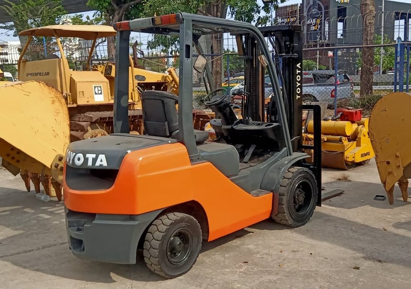 ขายถูก TOYOTA 62-8FD30  น้ำหนักยก 3 ตัน เสายกสูง 6 เมตร 3