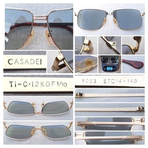 แว่นตาอิตาเลียนทองคำแท้–หุ้ม 12K GF สัดส่วนทองคำบริสุทธิ์ 50% คาซาเด-CASADEI ตัวแท้ ล้ำค่า–หายาก สภาพเทพ เก่าเก็บปลายทศวรรษ 1980 โมเดลคลาสสิก–สี่เหลี่ยม–คานสองชั้น–Double Bridge เลนส์กระจกคริสตัลกันแดด–สีเทาท้องฟ้า–สว่าง มองเห็นดวงตาผู้สวมใส่ ป้องกันรังสี UV100% น.น.37g ขนาดมาตรฐาน 140mm