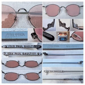 บิดาแห่งศิลปะแว่นตาสตีมพังก์ฝรั่งเศส ราคานักศึกษา ป.โท ฌอง ปอล โกลติเยร์–JEAN PAUL GAULTIER ตัวประวัติศาสตร์ รุ่น 55–0101 สวมใส่โดย เดวิด โบวี–David Bowie ยอดศิลปินชาวอังกฤษ 1 ในนักดนตรีที่ทรงอิทธิพลมากที่สุดในศตวรรษที่ 20 เลนส์กระจกคริสตัลกันแดดฝรั่งเศส สีกลีบบัว ป้องกัน UV100% ขนาดมาตรฐาน 135mm บิดาแห่งศิลปะแว่นตาสตีมพังก์ฝรั่งเศส ราคานักศึกษา ป.โท ฌอง ปอล โกลติเยร์–JEAN PAUL GAULTIER ตัวประวัติศาสตร์ รุ่น 55–0101 สวมใส่โดย เดวิด โบวี–David Bowie ยอดศิลปินชาวอังกฤษ 1 ในนักดนตรีที่ทรงอิทธิพลมากที่สุดในศตวรรษที่ 20 เลนส์กระจกคริสตัลกันแดดฝรั่งเศส สีกลีบบัว ป้องกัน UV100% ขนาดมาตรฐาน 135mm