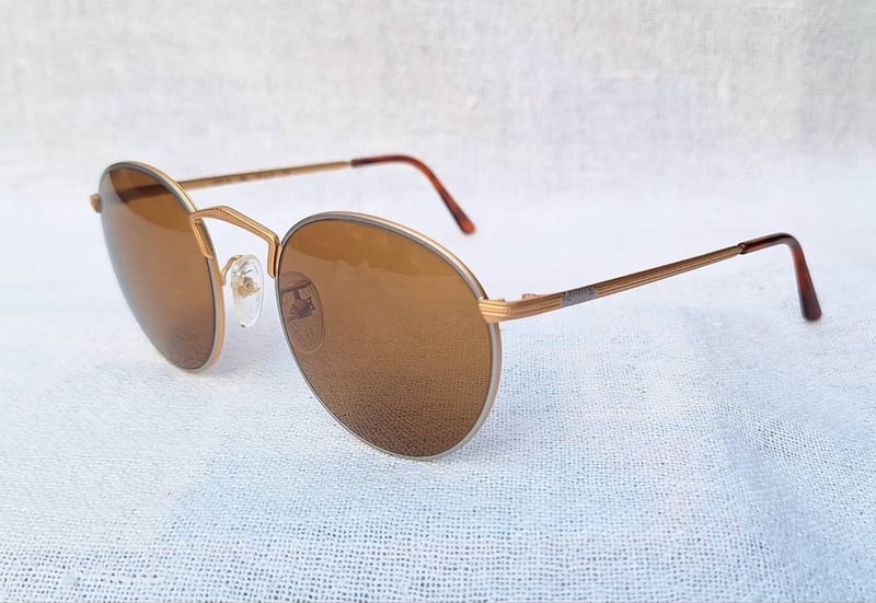 แว่นตาแฮนด์คราฟท์ฝรั่งเศส 2 กษัตริย์ โลโก้ ปารีส–LOGO PARIS มือหนึ่ง สต็อกเก่าทศวรรษ 1980 โมเดลหยดน้ำ–แพนโต้ จอห์น เลนนอน เลนส์กระจกคริสตัลญี่ปุ่นคุณภาพสูง UNION COLOR LENS by Union Optical Co., Ltd ป้องกัน UV100% ขนาดมาตรฐานโมเดลนี้–Standard One Size 128mm ผลิตไซซ์เดียว สวมใส่ได้ทุกขนาดใบหน้า