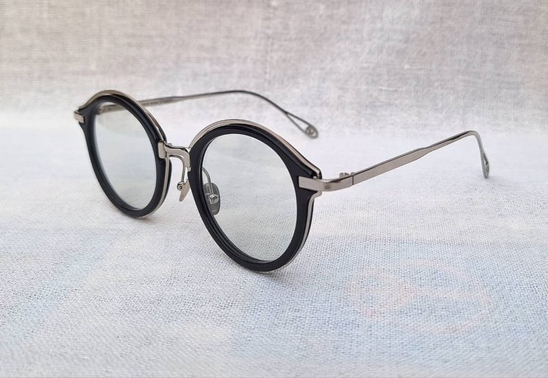 แว่นตาศิลปินอิสระจากสวิตเซอร์แลนด์ มาสซาดา–MASSADA ตัวแท้ ! สภาพเทพ ใช้งานสุดทนุถนอม ผลงานทศวรรษ 2010 ของยอดศิลปินนักออกแบบ คริส มาสทาเลิร์ซ และ เคท ลูปินสกี เลนส์กระจกออโต้ฝรั่งเศส มองเห็นดวงตาผู้สวมใส่ ป้องกัน UV100% น.น.37g ขนาดมาตรฐาน–Standard One Size 145mm สวมใส่ได้ทุกขนาดใบหน้า