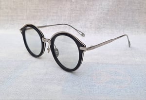 แว่นตาศิลปินอิสระจากสวิตเซอร์แลนด์ มาสซาดา–MASSADA ตัวแท้ ! สภาพเทพ ใช้งานสุดทนุถนอม ผลงานทศวรรษ 2010 ของยอดศิลปินนักออกแบบ คริส มาสทาเลิร์ซ และ เคท ลูปินสกี เลนส์กระจกออโต้ฝรั่งเศส มองเห็นดวงตาผู้สวมใส่ ป้องกัน UV100% น.น.37g ขนาดมาตรฐาน–Standard One Size 145mm สวมใส่ได้ทุกขนาดใบหน้า