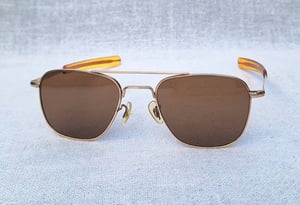 ราชันย์แห่งแว่นตาเสืออากาศยุคสงครามเวียดนาม เอโอ 12K GF–AO American Optical ตัวแท้ สภาพเทพ เก่าเก็บทศวรรษ 1960 กรอบทองคำแท้–หุ้ม 12K GF สัดส่วนทองคำบริสุทธิ์ 50% โคตรเลนส์กระจกคริสตัลพระเจ้าล้ำค่า CARL ZEISS JENA ที่ได้รับยกย่องว่าดีที่สุดตลอดกาลของชนชาติเยอรมัน ขนาดมาตรฐาน–Standard One Size 139mm ราชันย์แห่งแว่นตาเสืออากาศยุคสงครามเวียดนาม เอโอ 12K GF–AO American Optical ตัวแท้ สภาพเทพ เก่าเก็บทศวรรษ 1960 กรอบทองคำแท้–หุ้ม 12K GF สัดส่วนทองคำบริสุทธิ์ 50% โคตรเลนส์กระจกคริสตัลพระเจ้าล้ำค่า CARL ZEISS JENA ที่ได้รับยกย่องว่าดีที่สุดตลอดกาลของชนชาติเยอรมัน ขนาดมาตรฐาน–Standard One Size 139mm