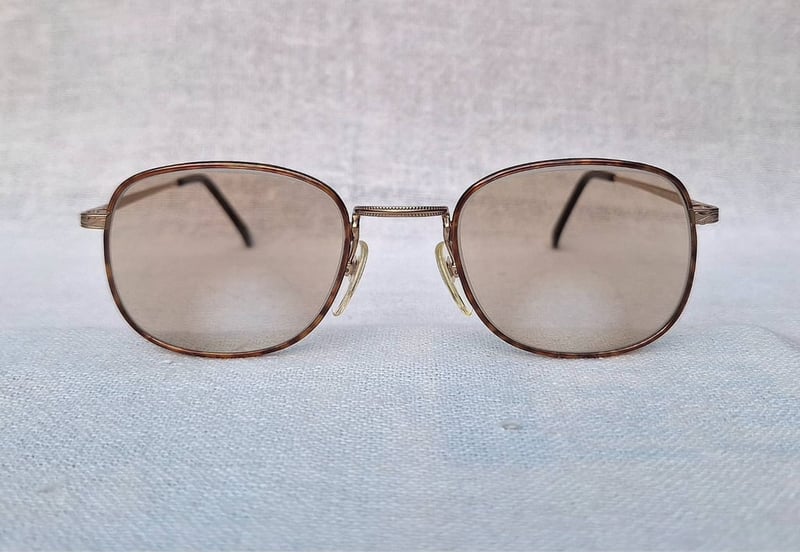 แว่นสายตาแฮนด์คราฟท์–ไบโฟคอลในตำนานศตวรรษที่ 20 จิออร์จิโอ วินเซนเต้–GIORGIO VINCENTE มือหนึ่ง ทศวรรษ 1990 กรอบไทเทเนียมบริสุทธิ์สีทอง โคตรเลนส์กระจกอังกฤษ 2 ชั้น BIVUE ของ ไวส์แมน–อัลก้า ค่าสายตายาว +275 มองไกล +50 ชัดแจ๋วถึงปลายฟ้า ใช้เป็นแว่นกันแดดได้ในตัว ขนาดมาตรฐาน–Standard One Size 138mm