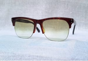 แว่นตาปัญญาชนอังกฤษในตำนานศตวรรษที่ 20 เคมบริดจ์–CAMBRIDGE INIV ตัวแท้ สภาพเทพ เก่าเก็บทศวรรษ 1980 กรอบอะซีเทตเกรดพรีเมียม–ลายกระ โมเดลคลาสสิก–เวย์ฟาเรอร์–ผู้สัญจรบนหนทางไกล เลนส์โพลีคาร์บอเนตกันแดด สีเขียวมะกอก–สว่าง–ไล่ระดับ มองเห็นดวงตาผู้สวมใส่ ป้องกัน UV100% น.น.32g ขนาดมาตรฐานโมเดลนี้ 143mm